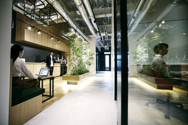 共用部_1Fラウンジ。コーヒーなどのドリンクサービスが無料でご利用いただけます。