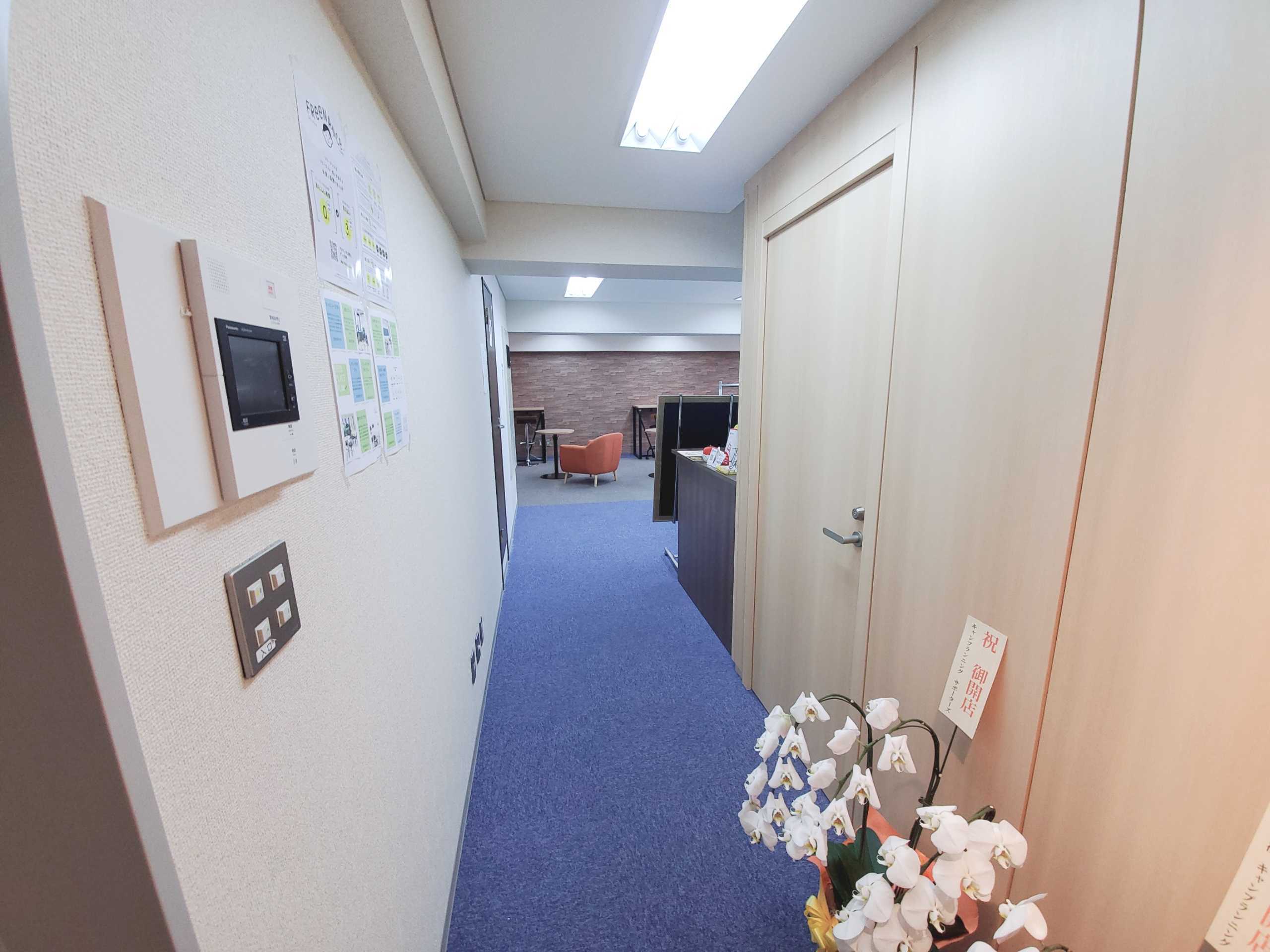 共用部_入り口からの内観でフリースペースに直結です。