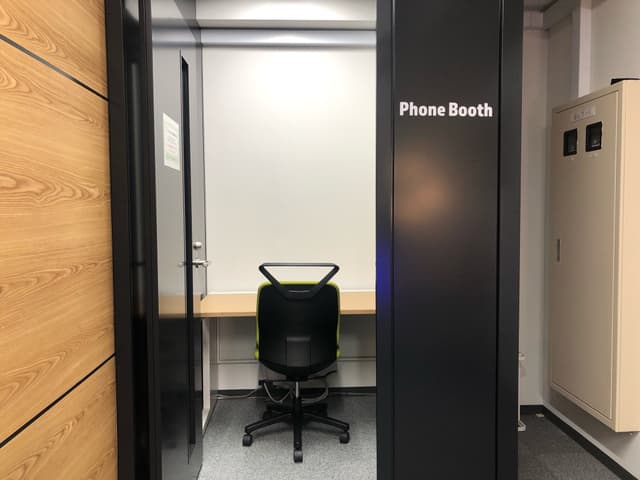 設備_PHONEBOOTH。電話はもちろんのことWEB会議なども行うことが可能です。