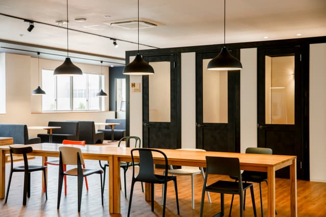 共用部_テーブル席。様々なタイプの席があります。