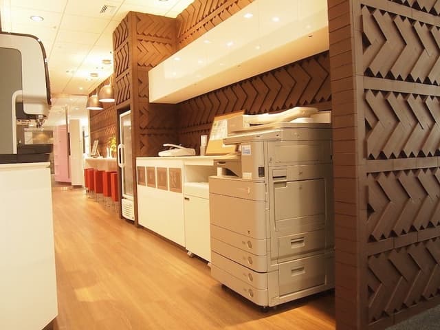 設備_複合機。複合機をはじめとするオフィス設備は最新鋭ものが導入されています。