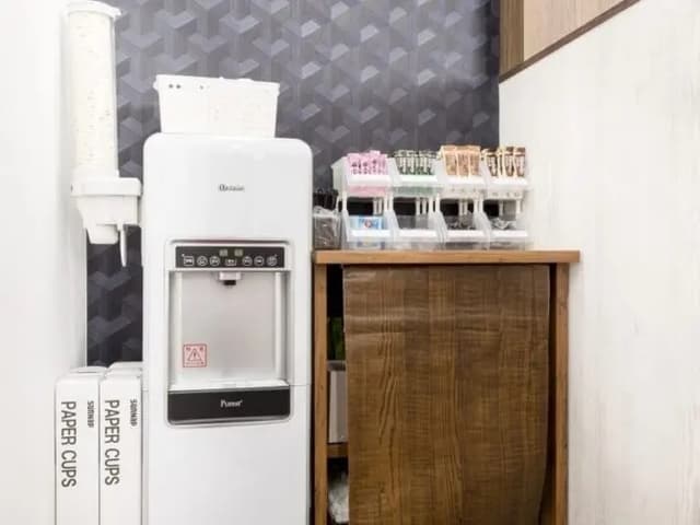 設備_フリードリンク。コーヒー、紅茶、緑茶、玄米茶など豊富なフリードリンクがあります。©bizcomfort