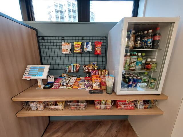 設備_ミニコンビニ。簡単な食事やドリンクをオフィス内で購入可能で、外に出る必要はありません。