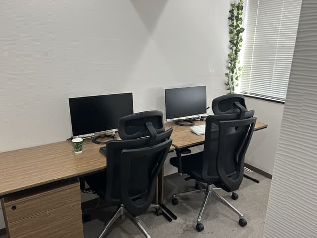 2名個室_大きい窓で明るい印象のお部屋です。