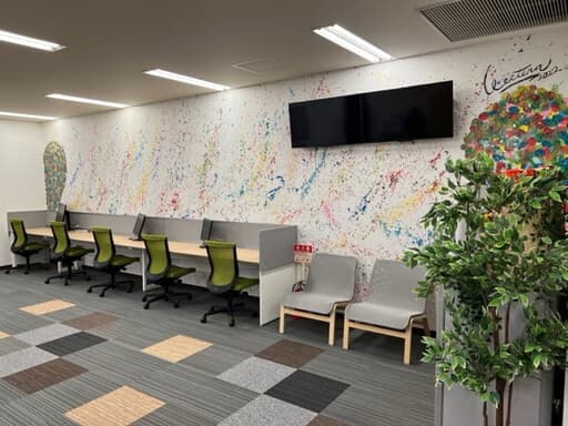 共用部_コワーキングスペース。9時~23時の間利用可能となっています。