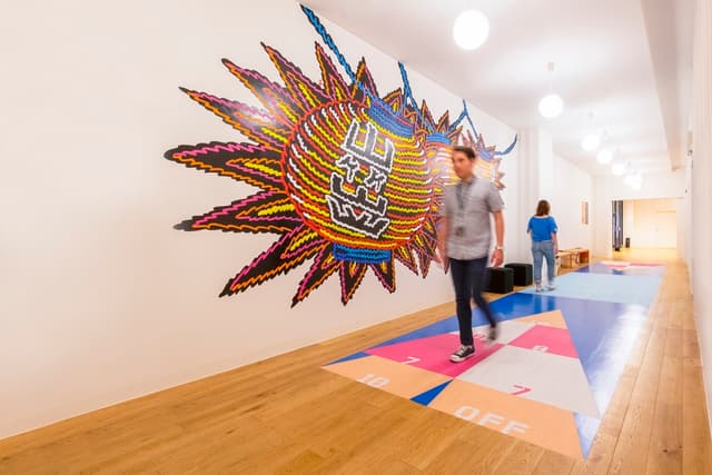 共用部_こだわり抜かれたハイデザインなオフィスは仕事のモチベーションも上がりそうです©WeWork