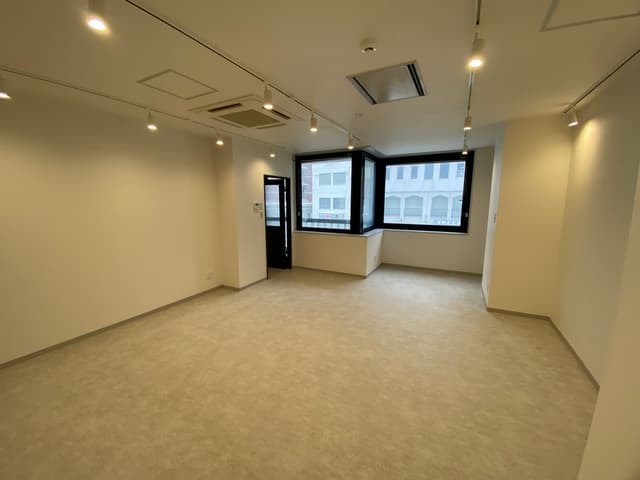 専有部_個室。窓が大きく光が大きくとれる区画です。