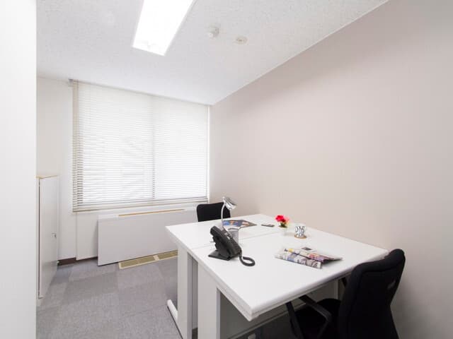 個室_白を基調としたシンプルなオフィスで、ビジネスに特化したオフィスです。