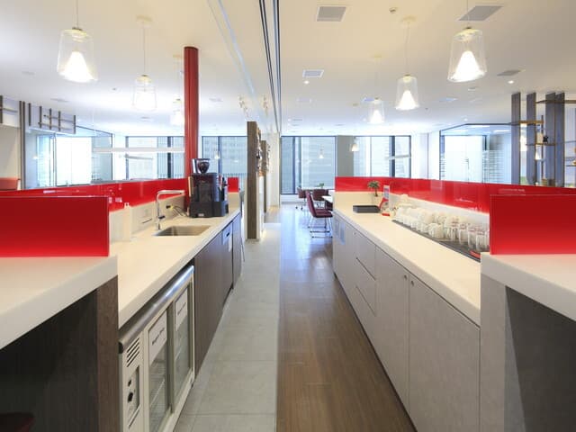 共用部_ビジネスラウンジ。カフェエリアも充実しており、休憩の時間をより充実させられるでしょう。