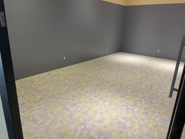 専有部_オフィスエリア。契約者はフォンブースや時間貸しの会議室などの共有部が利用できます。