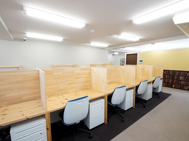 共用部_フリーデスク。パーテーションで区切られており、集中して作業ができます。