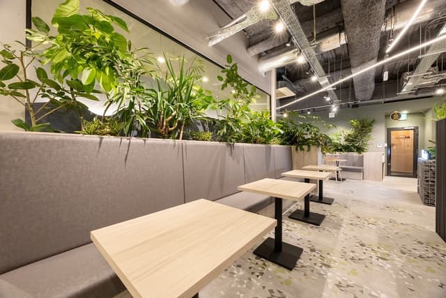 フリードリンクで一息入れたり、テイクアウトで買ってきたランチを食べながら仕事をすることもできます。