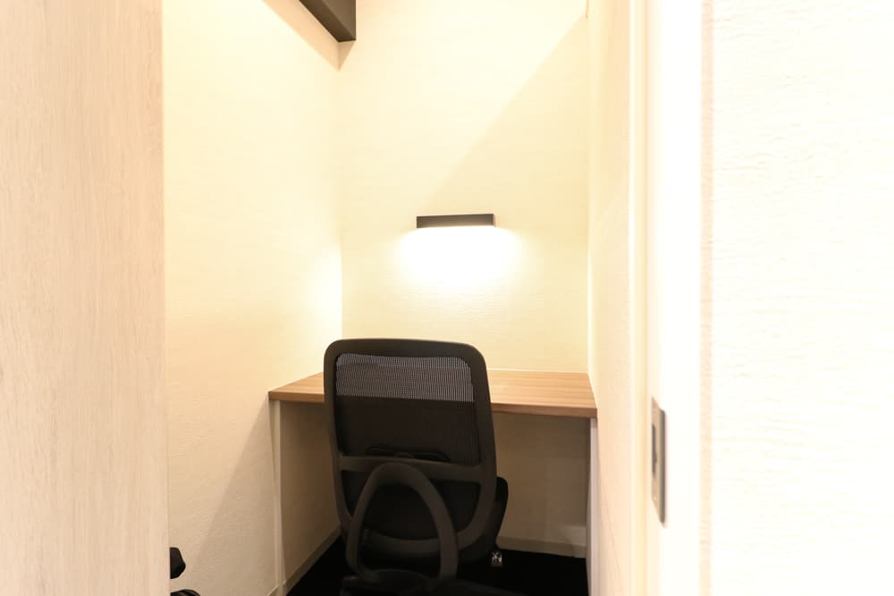 設備_BIZ Booth。急なWEB会議や電話などの時、ラウンジ利用者でも利用できる個室ブースです。