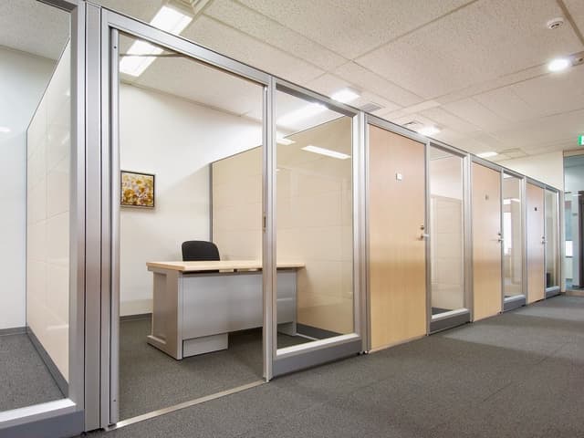 個室_1名様用の半個室。完全個室と半個室のご用意があります。