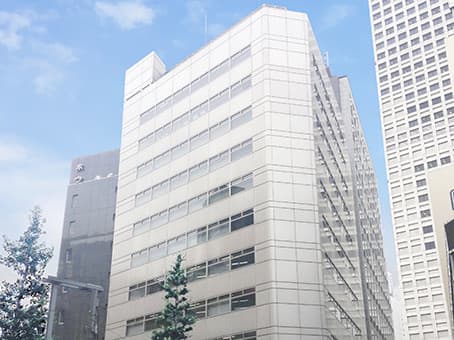 外観_ホワイトがかったグレーカラーのビルです