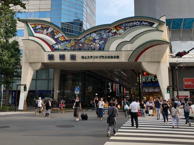周辺情報_駅の近くに商店街があり、賑わっています。