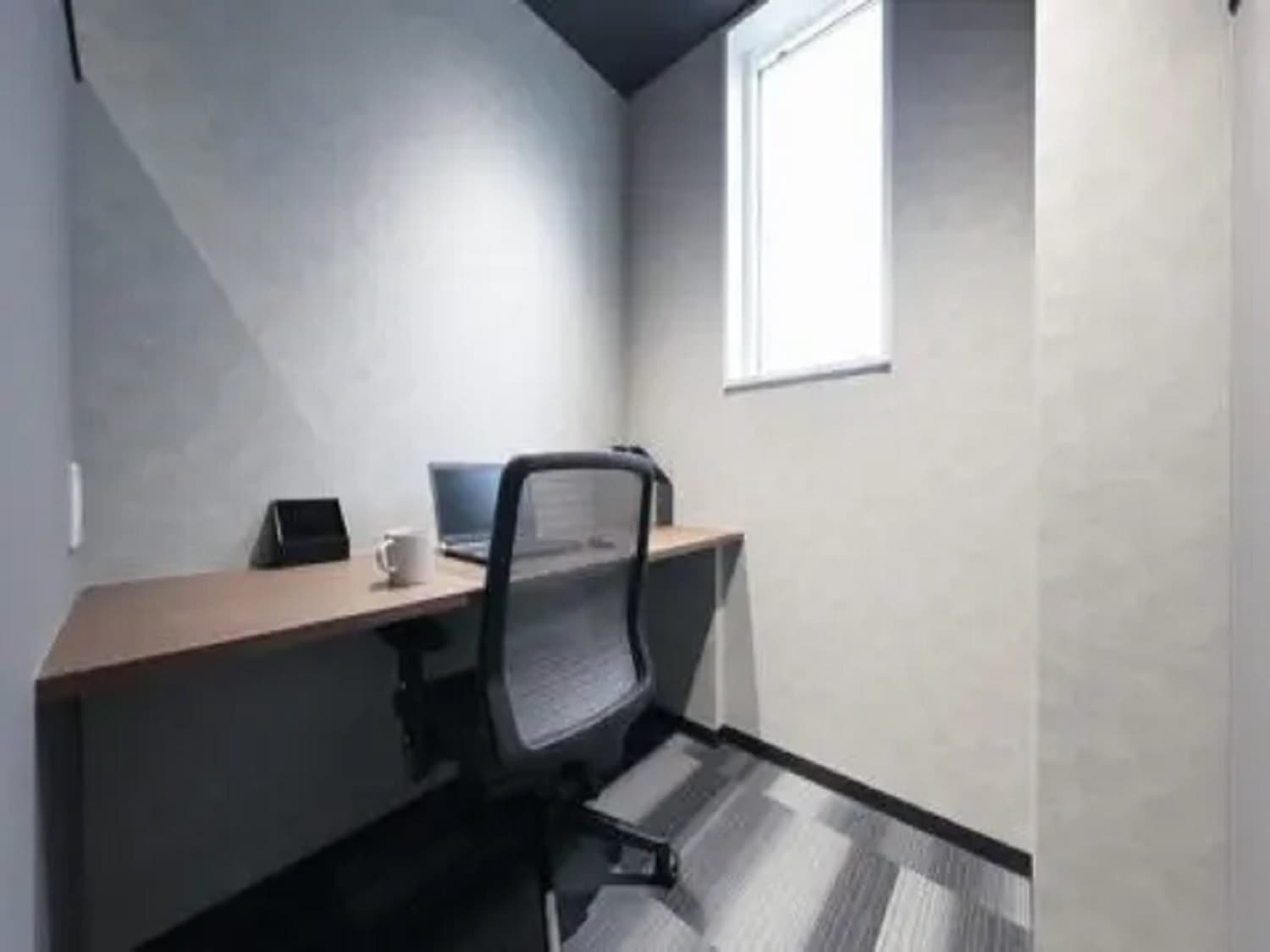 専有部_固定席。法人登記、専用ポスト、ロッカーも使用できます。©BIZcomfort