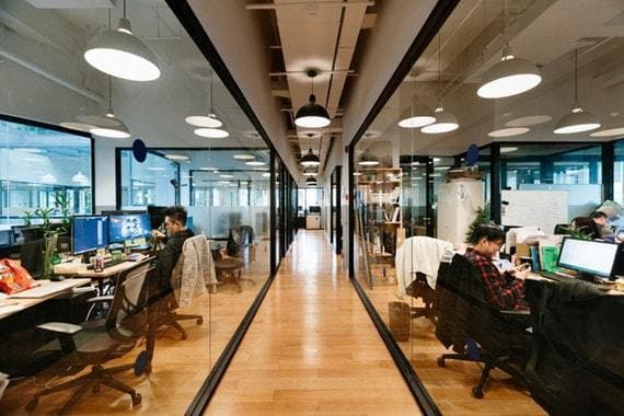 専有部_個室。家具付きのオフィスです。©WeWork※画像はイメージです。
