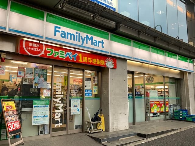 近隣のコンビニ_ファミリーマート代々木駅前店 (徒歩3分)