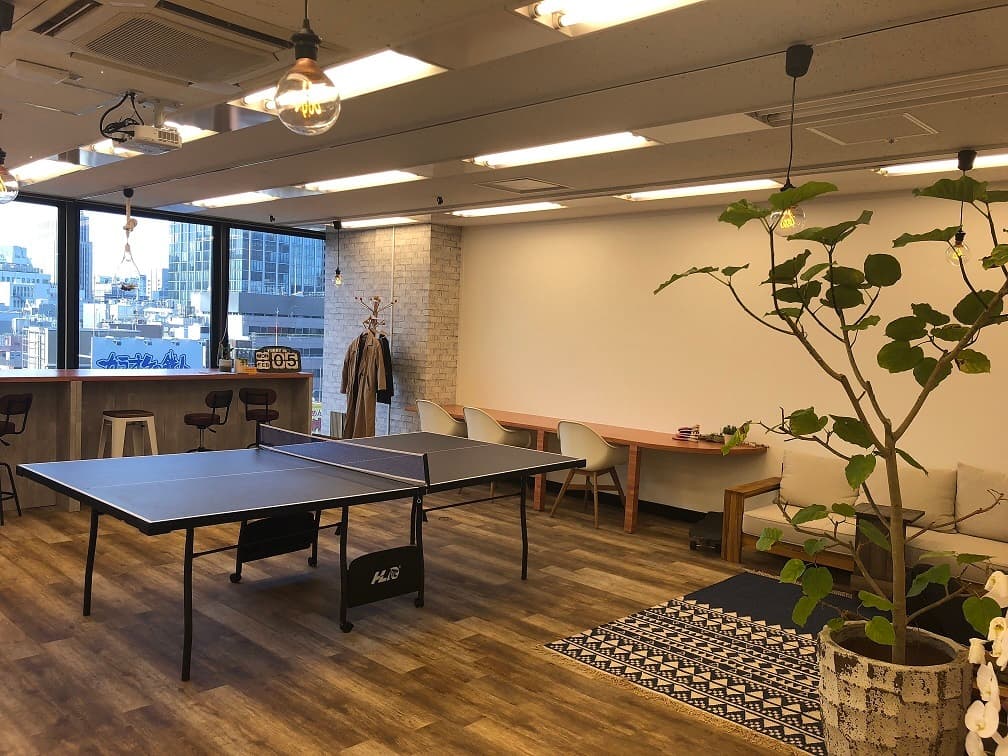 オープンスペース_卓球台などユニークな物もよういされているフリースペース、軽いミーティングや休憩にご利用ください