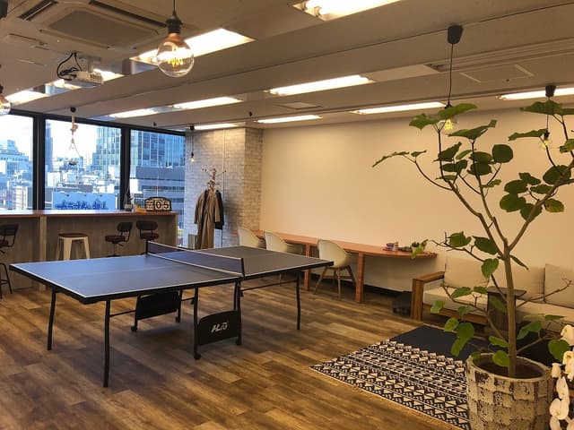 オープンスペース_卓球台などユニークな物もよういされているフリースペース、軽いミーティングや休憩にご利用ください