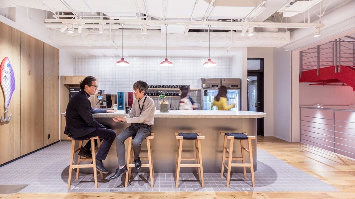 共用部_キッチンです。すべてのフロアにパントリーが設置されています。©WeWork