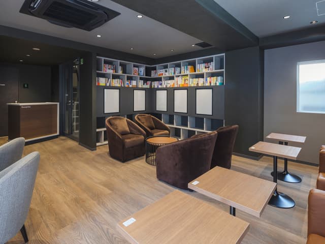 共用部_ワーキングスペース。リラックスした気持ちで作業やMTGなどが行える空間です。