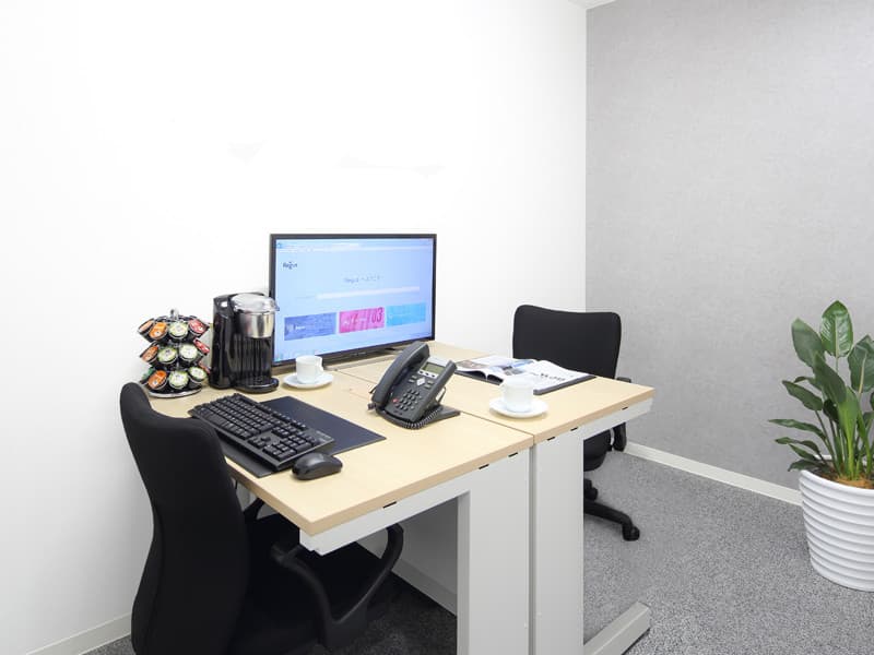 個室_飛行機の離陸時間ぎりぎりまで個室で落ち着いて作業できます。©Regus