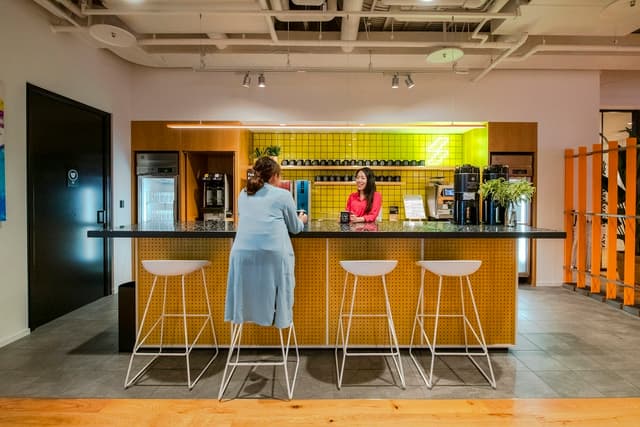 共用部_パントリーです。リフレッシュできるキッチンには様々な設備が整っています©WeWork