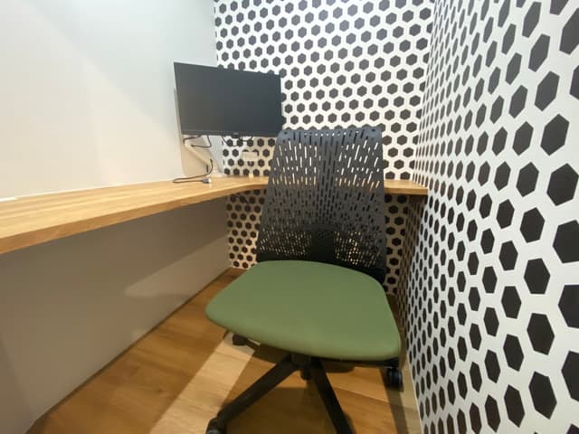 共用部_コワーキングブース。集中して作業に取り組める1名用ブース席をご用意しています。