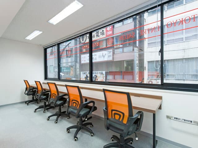 フリーデスク。窓側のデスクでは、外の景色を眺めながら作業が出来ます。