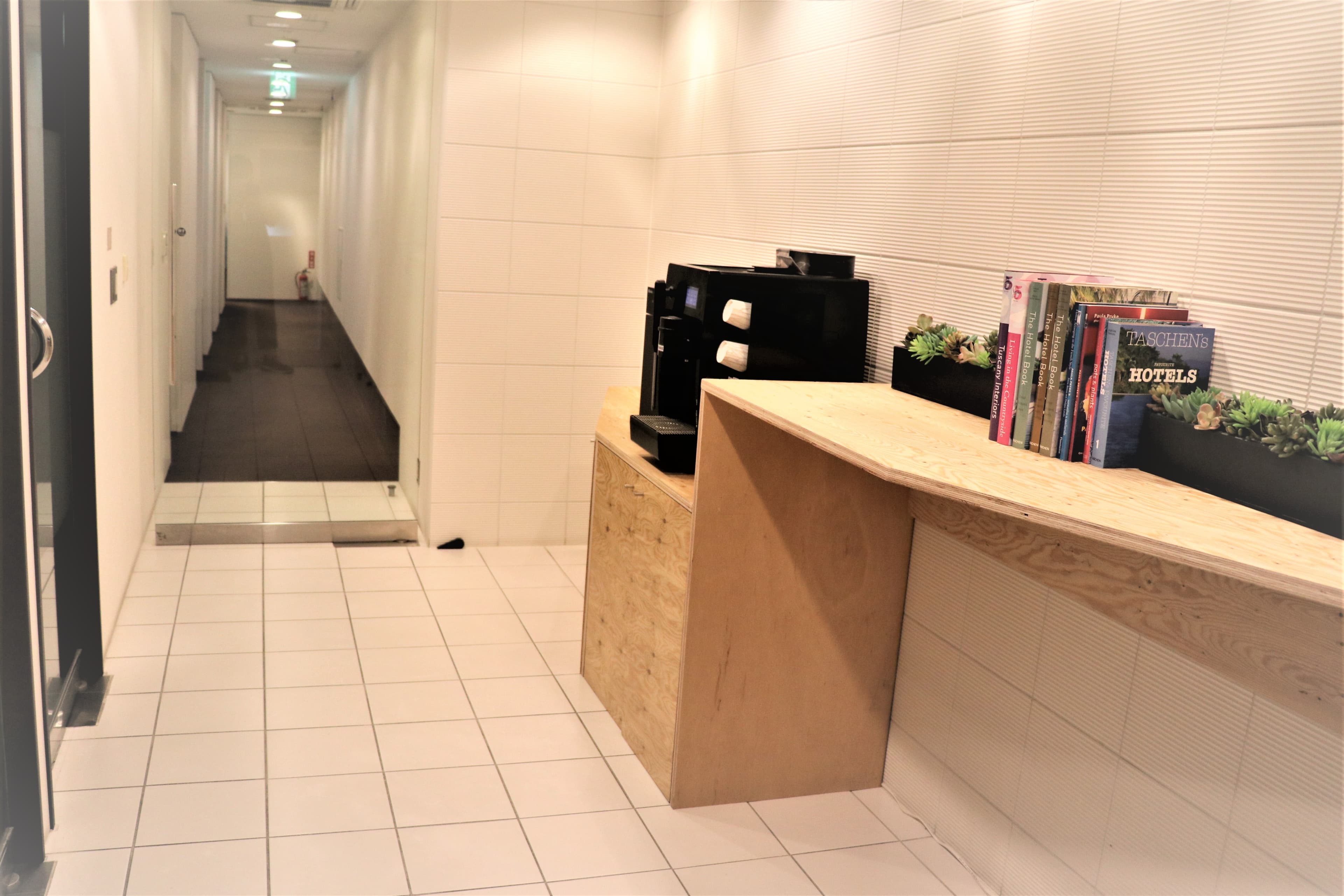 エントランス。入館にはセキュリティカードが必要です。