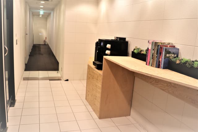 エントランス。入館にはセキュリティカードが必要です。