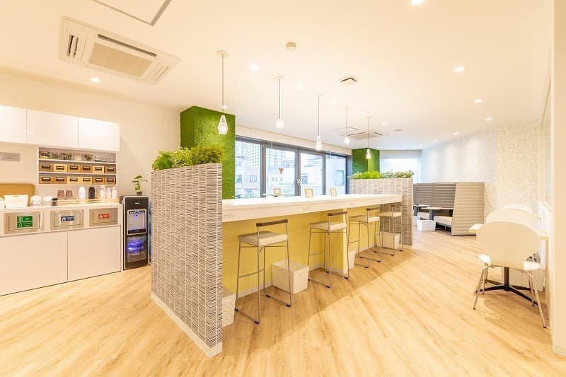 カフェブース_開放的なカフェブースでご入居者様同士の交流も期待できます