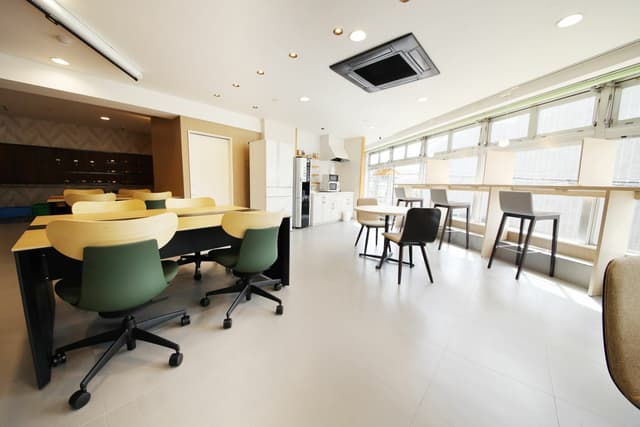 共有部_コワーキングスペース。自由な席で作業できます。