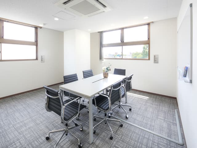 会議室_フロア内に2部屋の会議室が用意されています©Regus