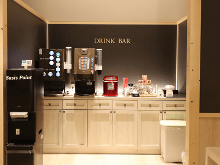 その他_ドリンクコーナー。無料でドリンクサービスを利用することが出来ます。©BasisPoint