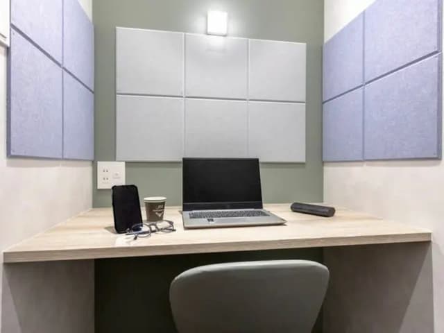 共有部_テレフォンブース。事前予約制です(有料)。※画像はイメージです。©bizcomfort