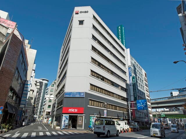 外観_ビルはアクセスに優れた池袋駅から徒歩5分の好立地です。