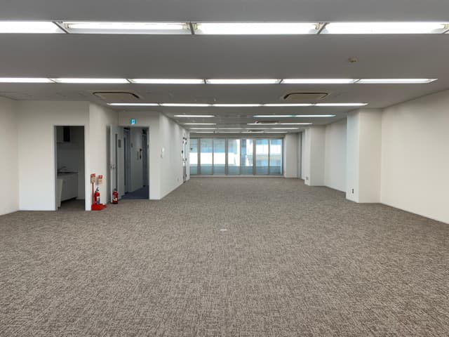 専有部_基準階。各階に男女別のトイレと給湯室がついています。