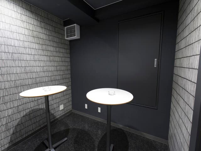 設備_喫煙所。喫煙所も設けているため、休憩の際利用できます。