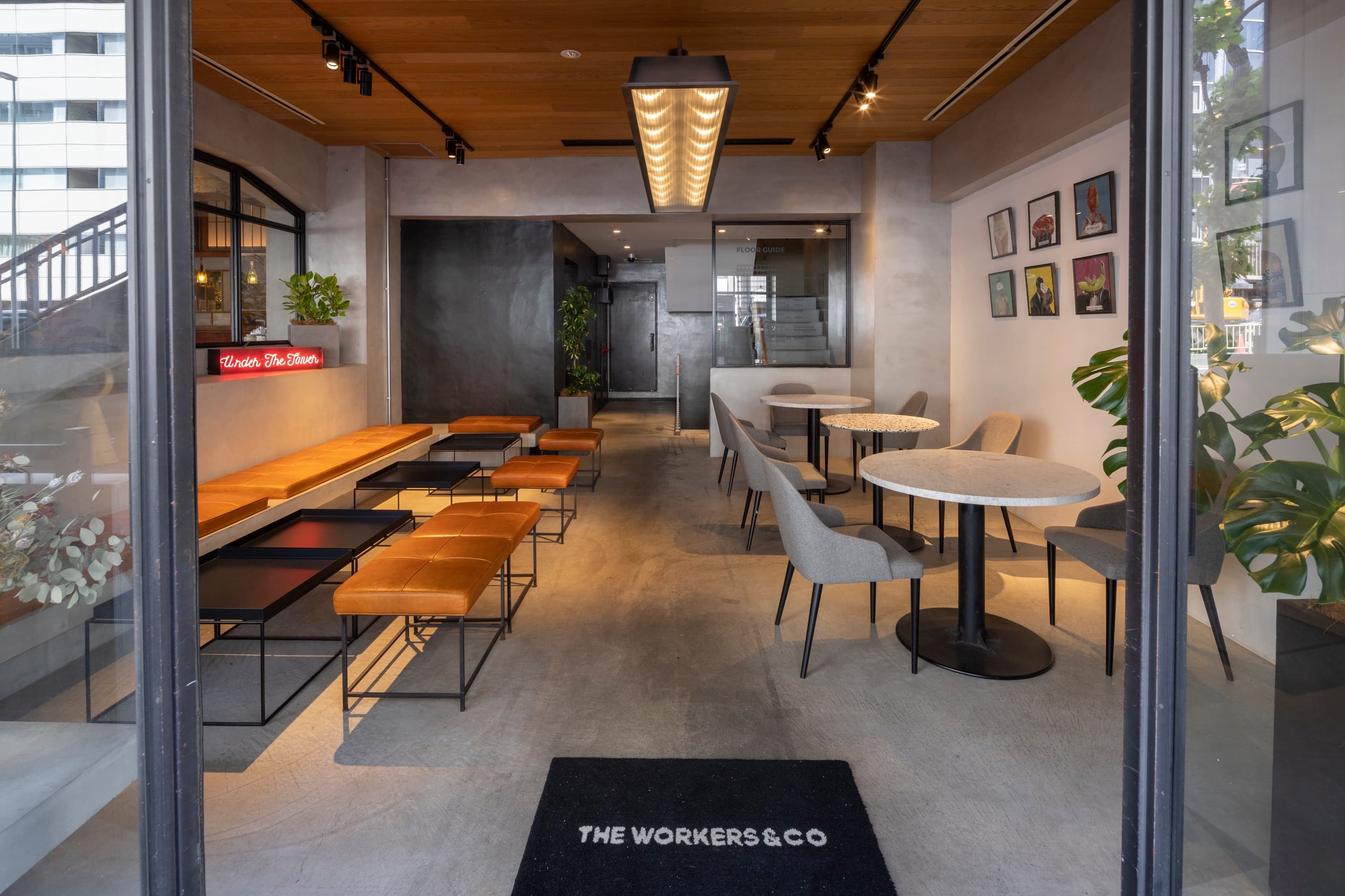 エントランス兼ラウンジ。来客との打ち合わせや作業、WEB会議などでのご利用が可能です。