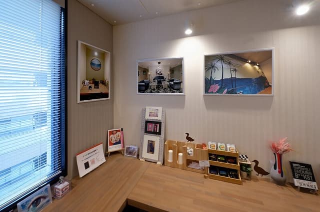 レストエリアには無料の紅茶もご用意(展示装飾物は予告なく変更する場合があります)