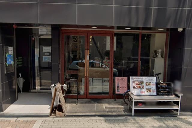 外観_オフィス1階にはランチやリフレッシュに最適なカフェが入っています