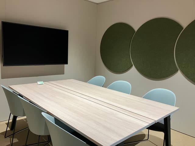 共有部_会議室。モニター付きでオンライン会議にも便利です。