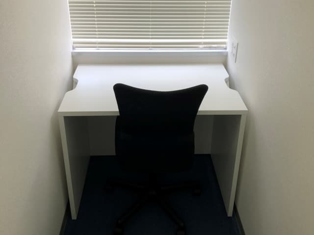 個室_リモートワークや資格の勉強などの作業スペースとしてお使いいただけます。