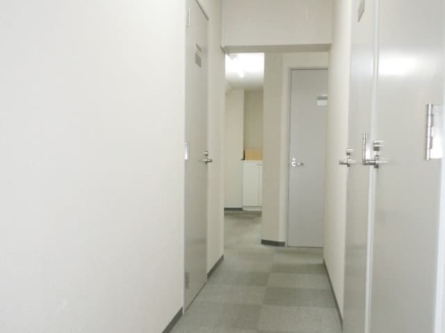 共用部_廊下。白を基調とした清潔感のあるオフィスです。