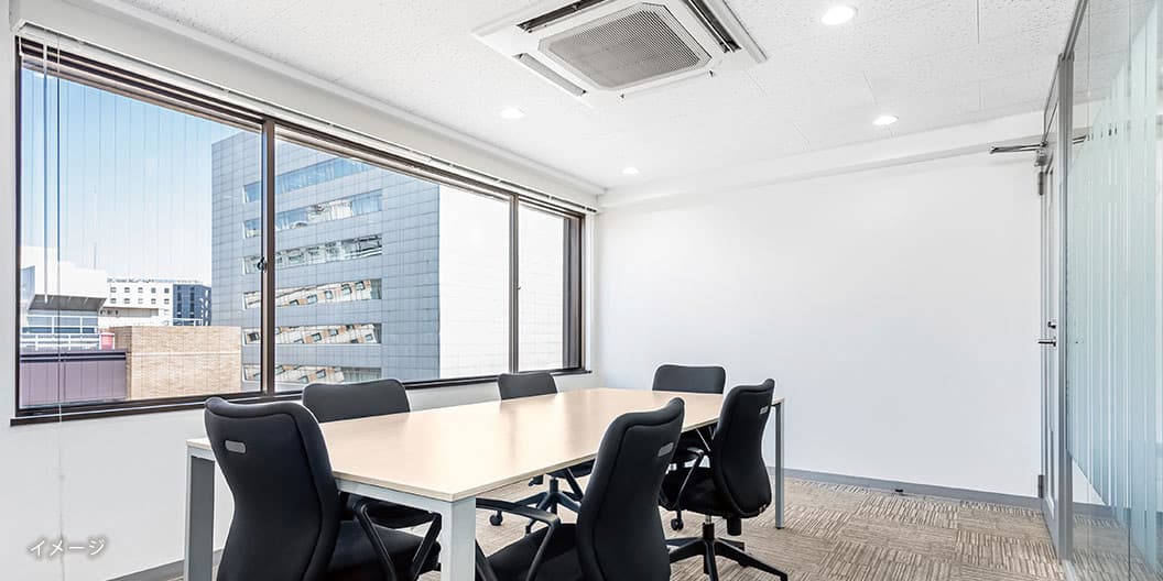 共用部_会議室。会議、面接、取材、セミナーなど様々なシーンで活用できます。※画像はイメージです。@Regus