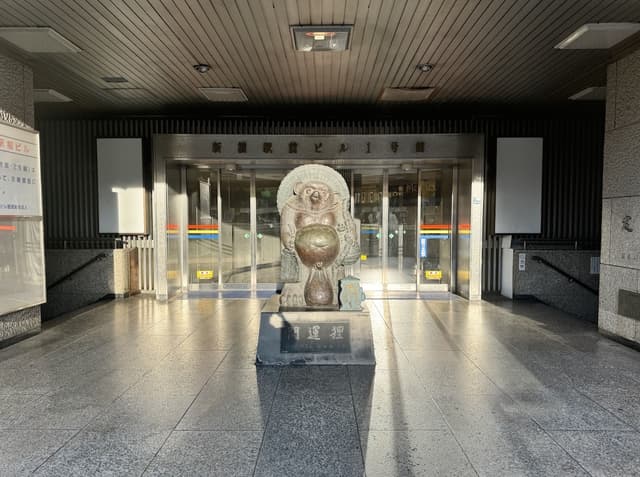 建物外観_JR新橋駅側1階出入り口