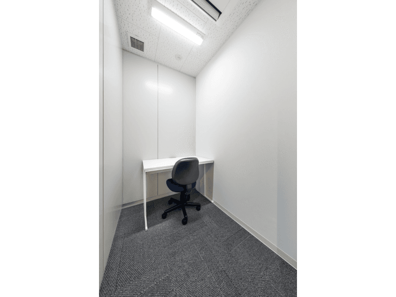 個室。家具付きのお部屋です。